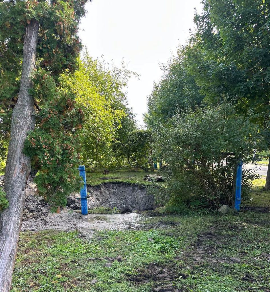 Місце аварійно-ремонтних робіт на водопровідній мережі у Жуківцях