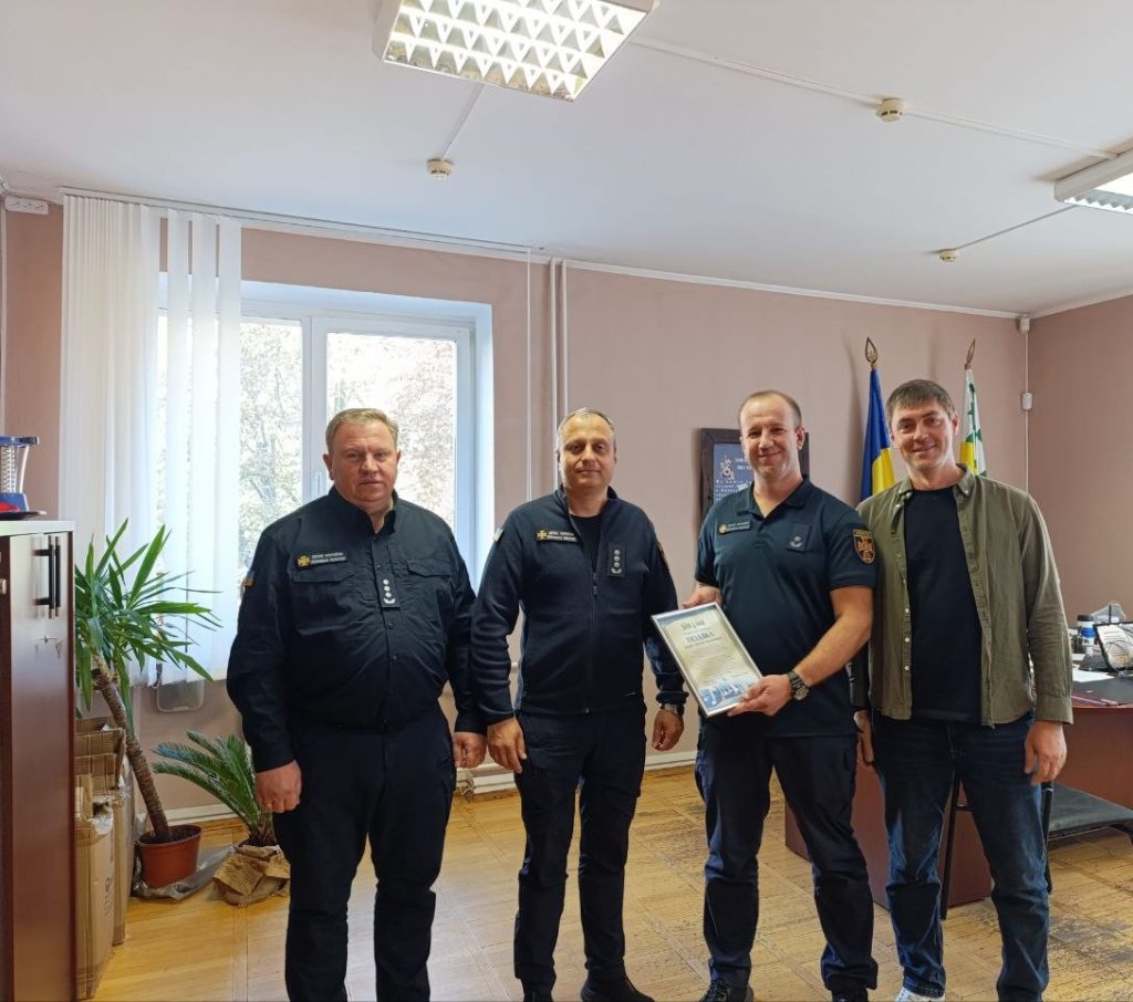Рятувальники під час привітання з професійним святом
