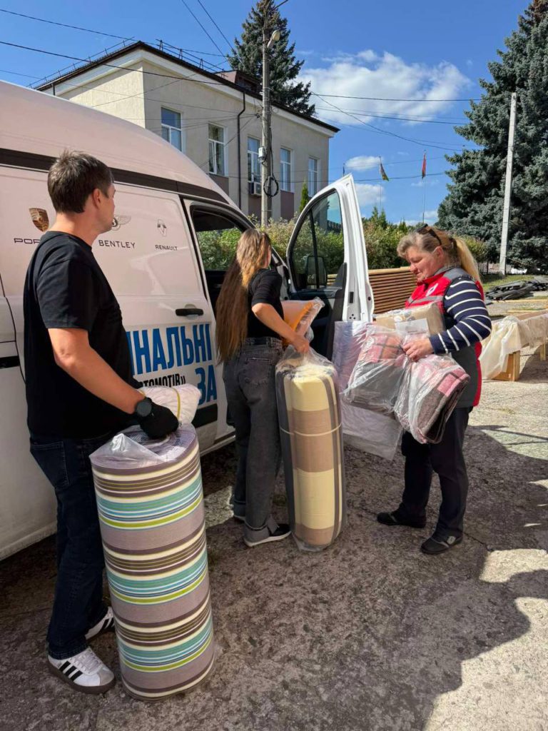 Передача допомоги родині, яка постраждала від пожежі у Трипіллі
